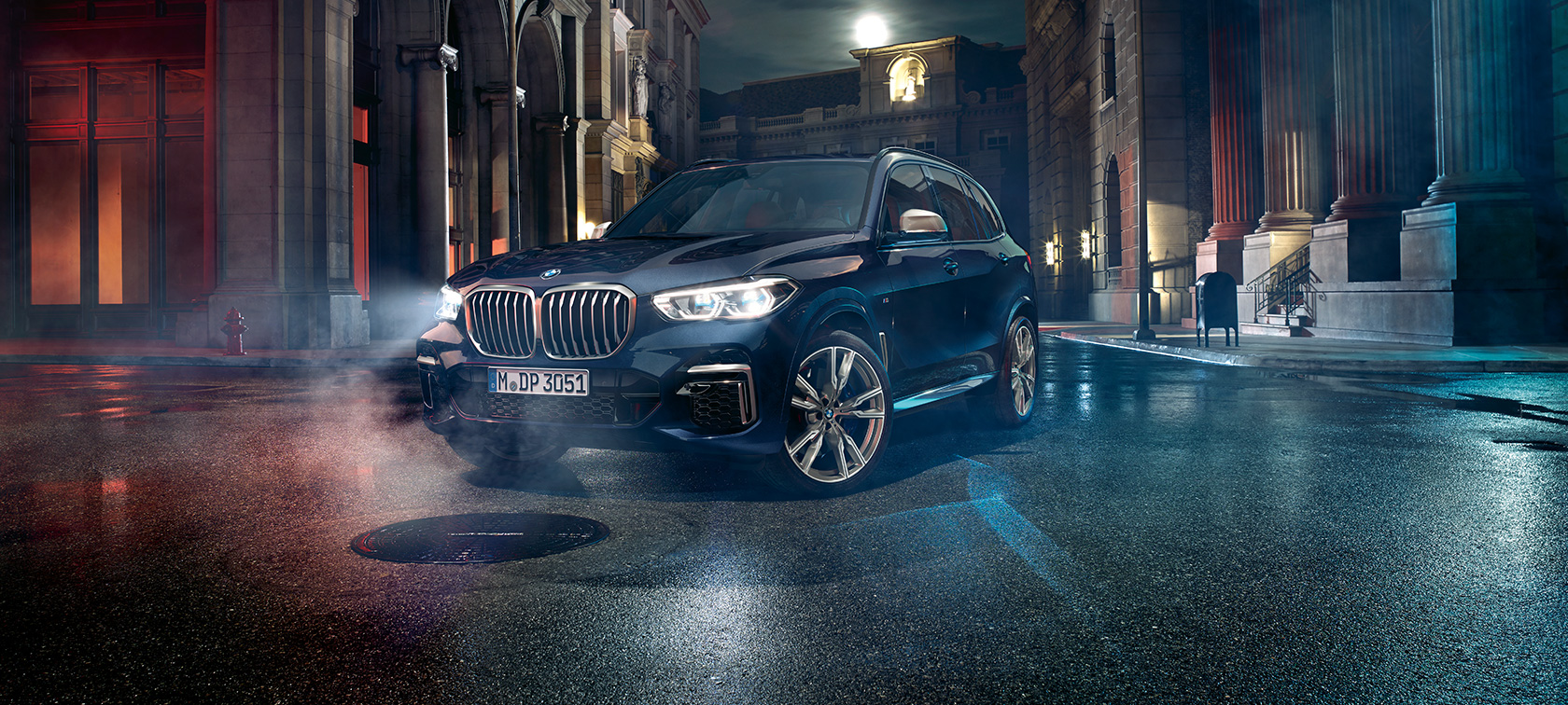 BMW X5 M50i e M50d vista anteriore a tre quarti G05 BMW X5 M50i e M50d G05 2018 SUV Carbon Black metallizzato, vista anteriore a tre quarti