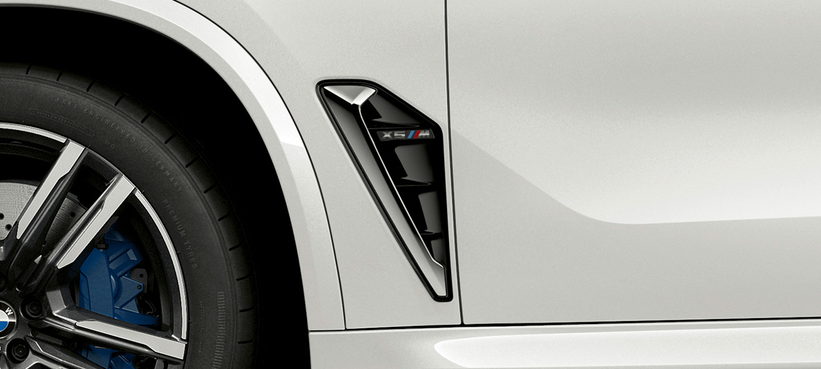 Air Breather M della BMW X5 M F95 Air Breather M della BMW X5 M Mineral White F95 2020 SUV Primo piano