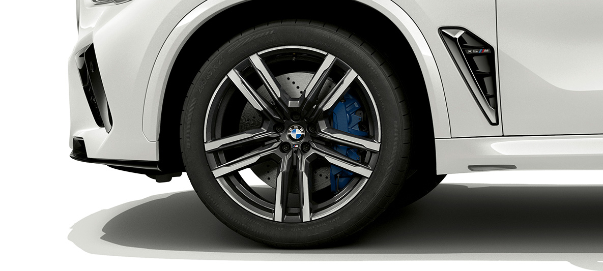 Cerchi in lega leggera M da 21” in bicolore Orbit Grey della BMW X5 M F95 Cerchi in lega leggera da 21” M in bicolore Orbit Grey della BMW X5 M Mineral White F95 2020 SUV Primo piano