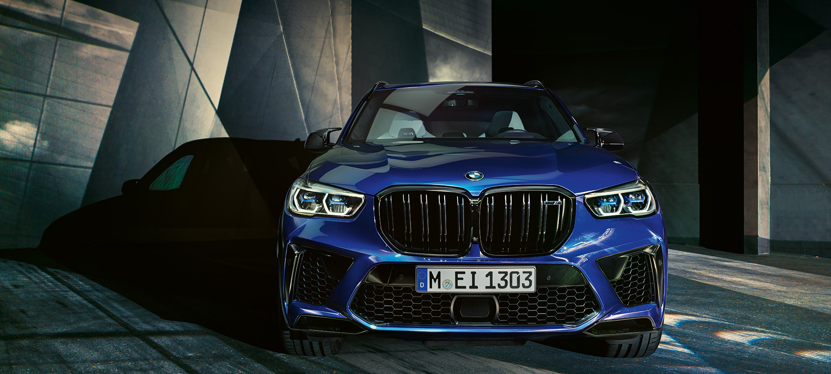 BMW X5 M Competition vista anteriore F95 BMW X5 M Competition Marina Bay Blue metallizzato F95 2020 vista anteriore