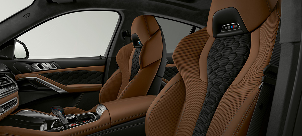 Sedili multifunzione M della BMW X6 M SUV Sedili multifunzione M con logo X6 M BMW X6 M SUV F96 2020 Abitacolo