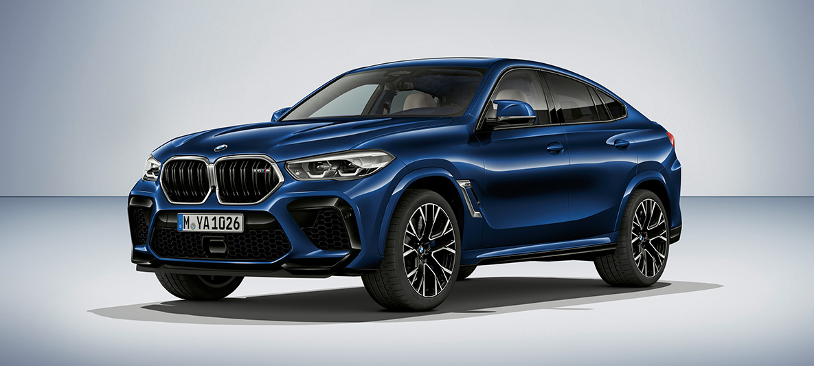 BMW X6 M SUV in Tanzanite Blue BMW Individual metallizzato BMW X6 M SUV F96 2020 Tansanite Blue BMW Individual metallizzato, vista laterale posteriore a tre quarti