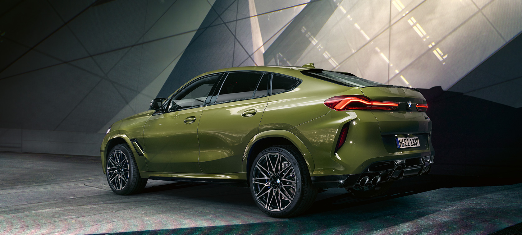 BMW X6 M Competition, vista posteriore a tre quarti BMW X6 M Competition F96 2020 Vernice esclusiva BMW Individual Urban Green, vista posteriore a tre quarti