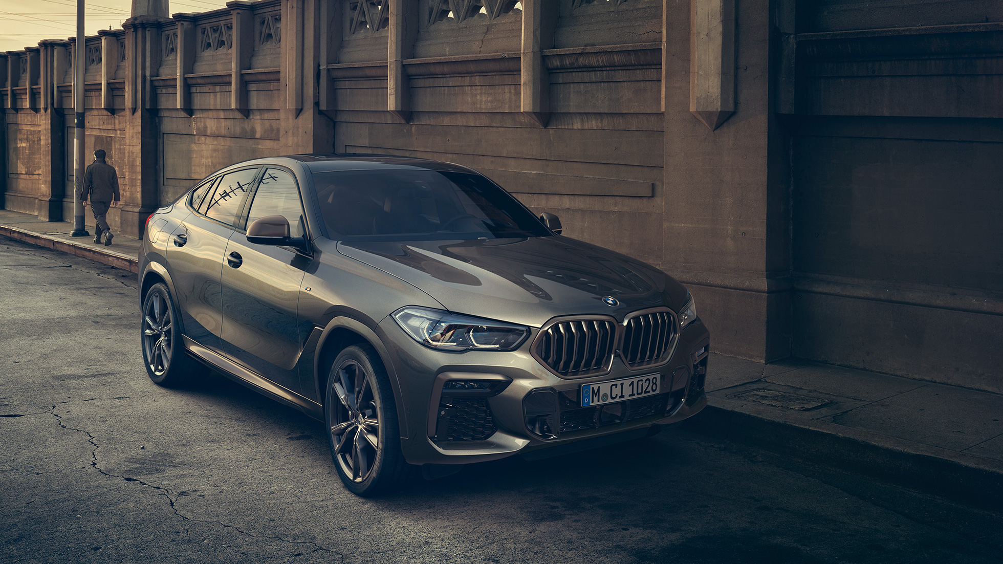 BMW X6 M50i con motore benzina M TwinPower Turbo a 8 cilindri BMW X6 M50i con motore benzina M TwinPower Turbo da 8 cilindri G06 Manhattan metallizzato vista laterale a tre quarti