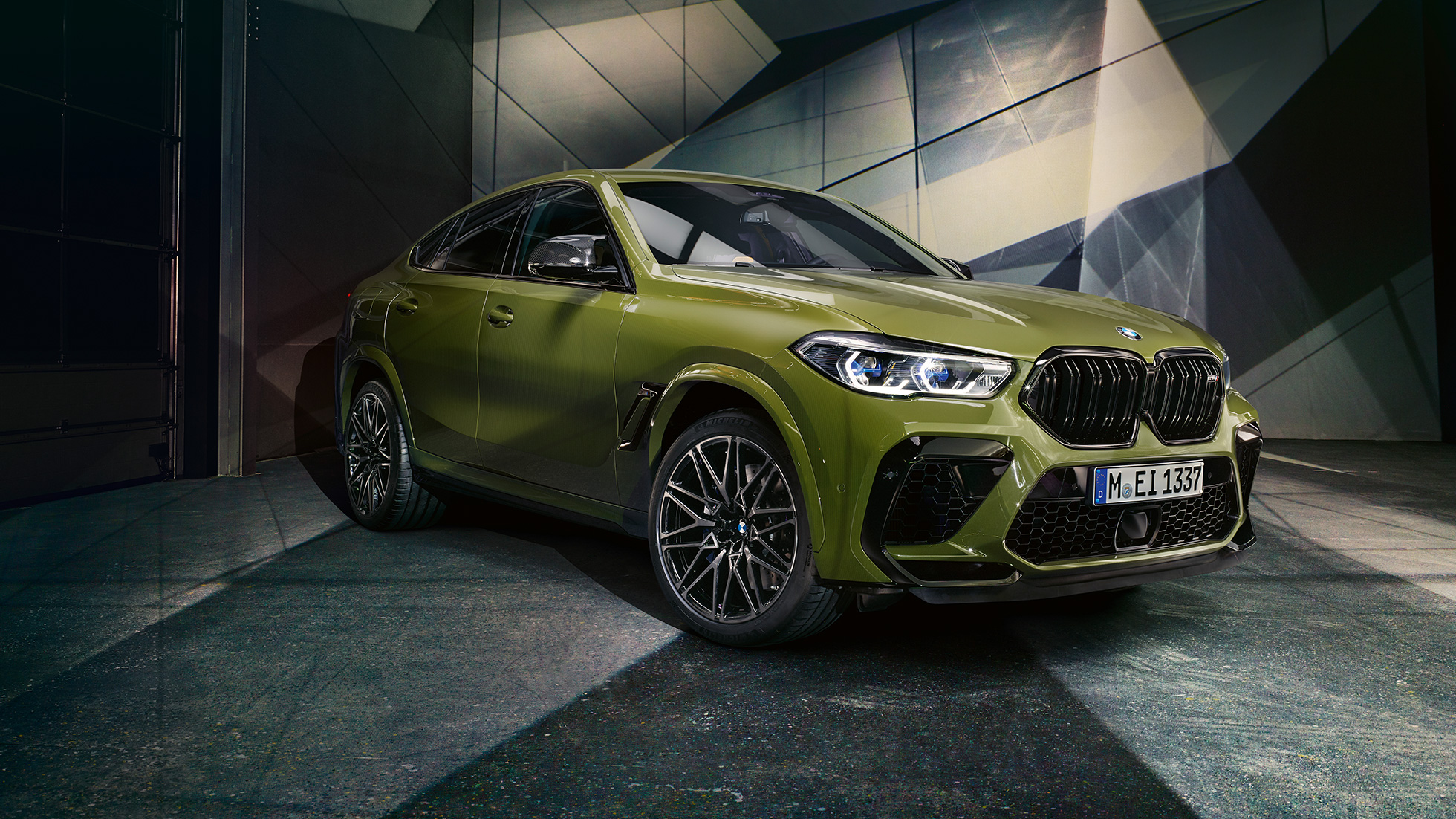 Calandra a doppio rene M della BMW X6 M Competition Calandra a doppio rene della BMW X6 M Competition F96 Vernice esclusiva BMW Individual Urban Green, vista anteriore a tre quarti