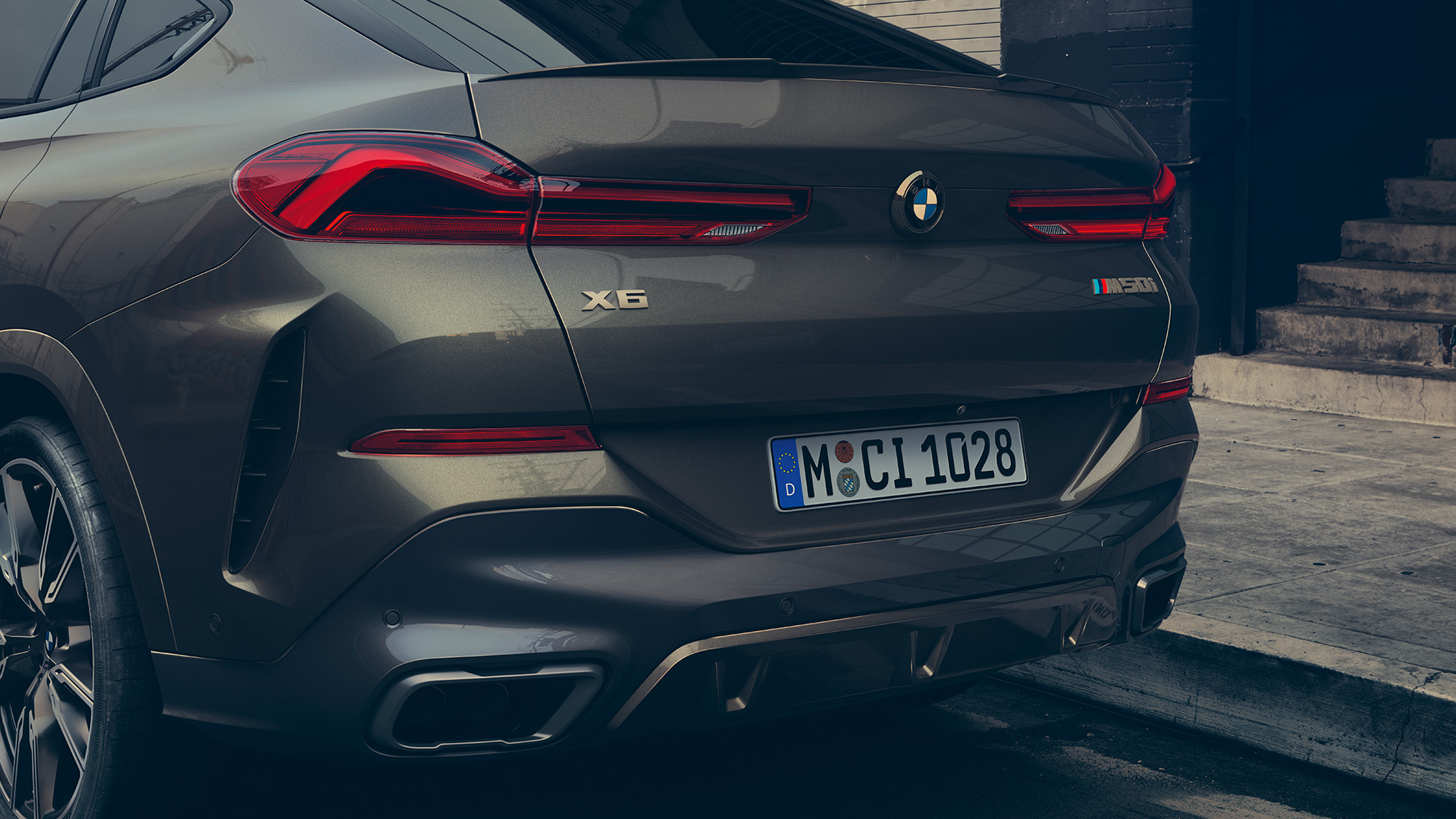 BMW X6 M50i Vista posteriore Primo piano del posteriore della BMW X6 M50i