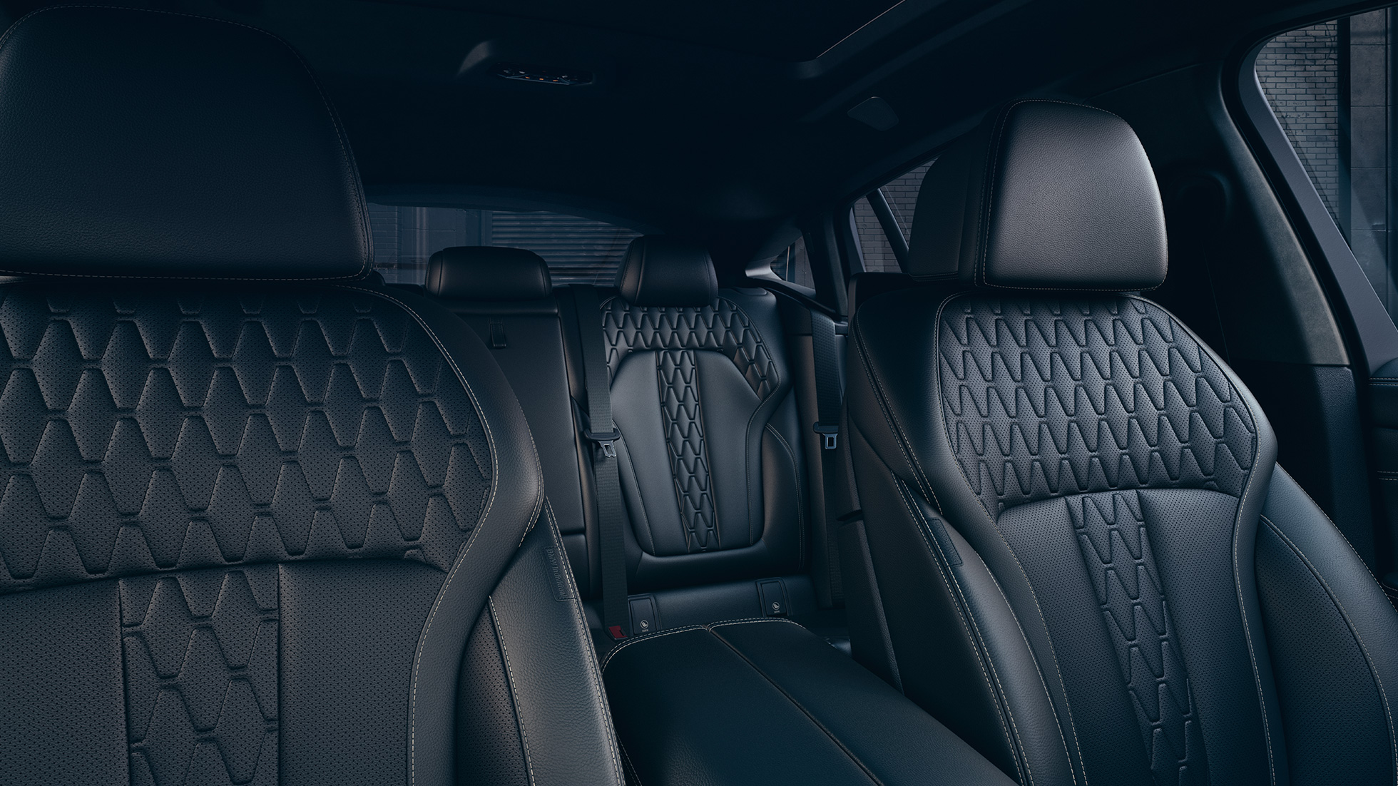 Sedili sportivi della BMW X6 M50i Abitacolo con primo piano dei sedili sportivi della BMW X6 M50i