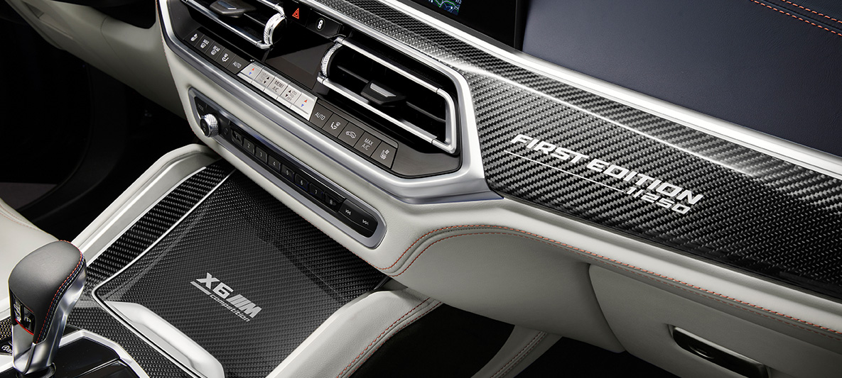 BMW X6 M SUV First Edition F96 2020 interior trim finsihers in 'Carbon Fibre' with „First Edition“ inscription BMW X6 M SUV First Edition F96 2020 interior trim finsihers in 'Carbon Fibre' with „First Edition“ inscription