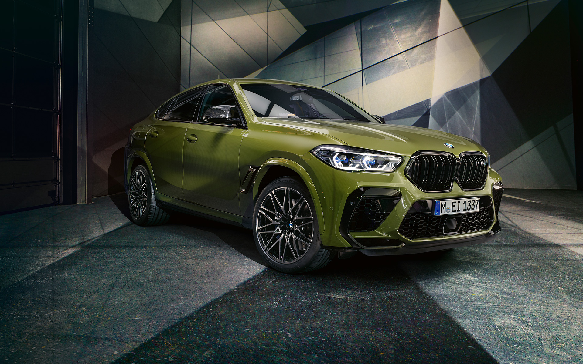 Calandra a doppio rene M della BMW X6 M Competition F96 Calandra a doppio rene M della BMW X6 M Competition F96 2020 SUV Vernice esclusiva BMW Individual Urban Green, vista anteriore a tre quarti