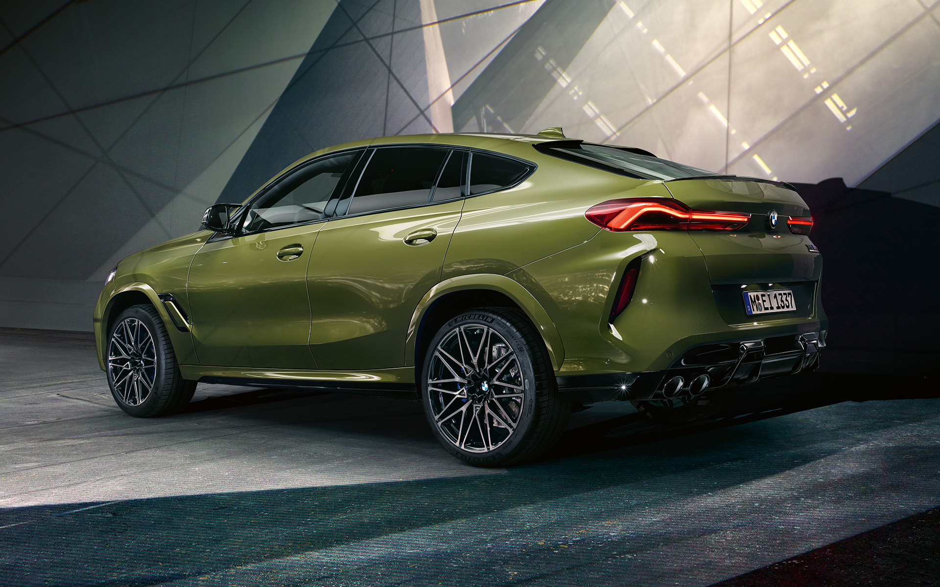 BMW X6 M Competition Vista posteriore a tre quarti F96 BMW X6 M Competition con impianto di scarico sportivo M F96 2020 SUV Vernice esclusiva BMW Individual Urban Green SUV, vista posteriore a tre quarti