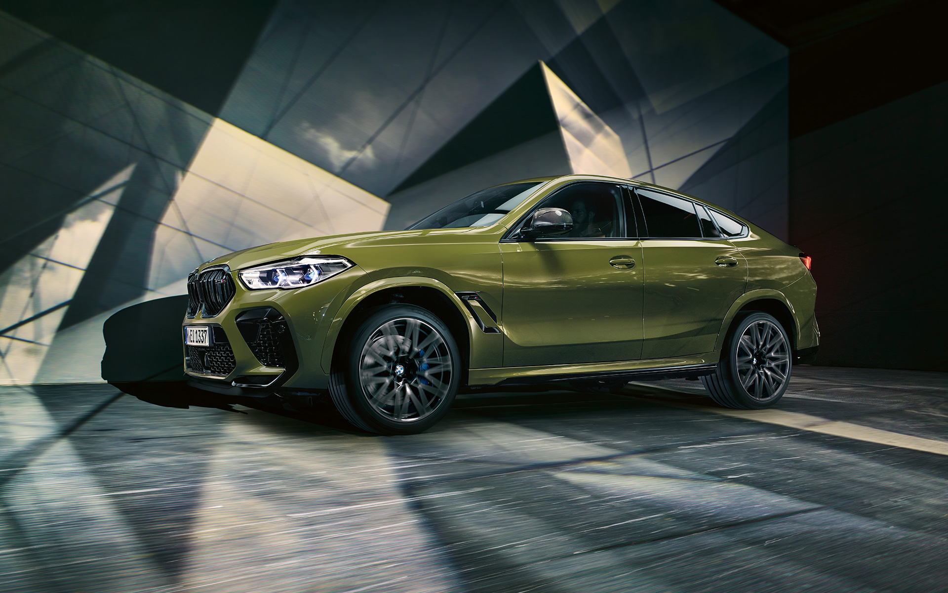 BMW X6 M Competition vista laterale F96 BMW X6 M Competition con cerchi in lega leggera M F96 2020 SUV Vernice esclusiva BMW Individual Urban Green, vista laterale