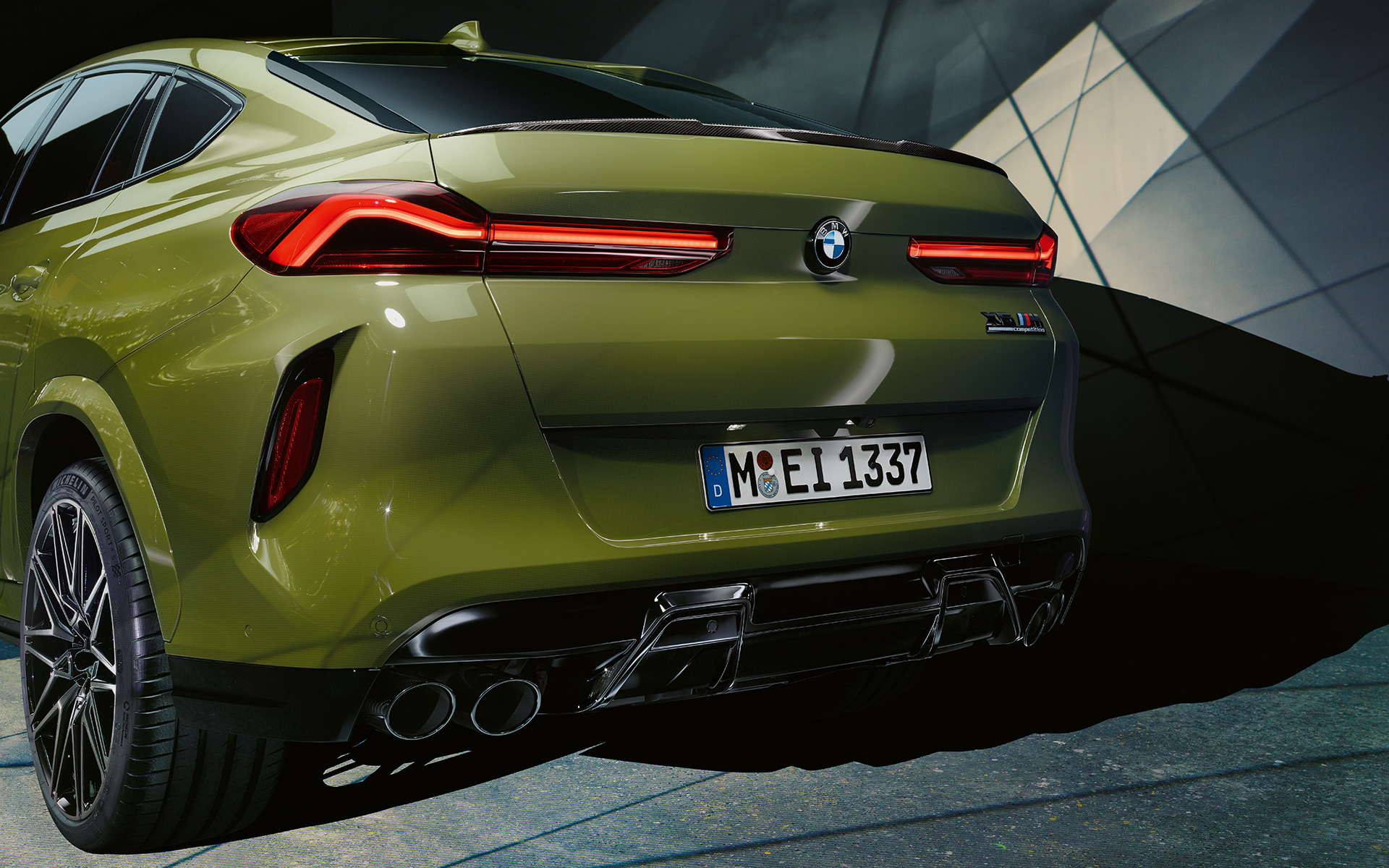BMW X6 M Competition Vista posteriore a tre quarti F96 BMW X6 M Competition con impianto di scarico sportivo M F96 2020 SUV Vernice esclusiva BMW Individual Urban Green Primo piano del posteriore