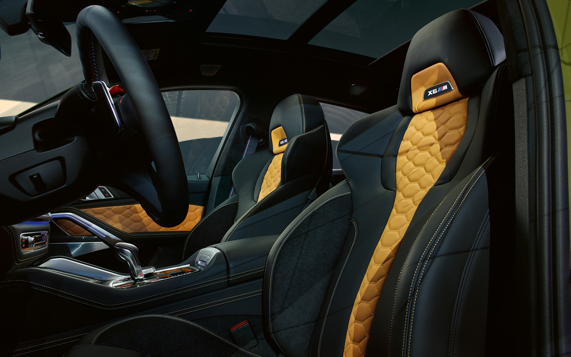 Sedili multifunzione M della BMW X6 M Competition F96 Sedili multifunzione M con scritta illuminata X6 M BMW X6 M Competition F96 2020 SUV Abitacolo