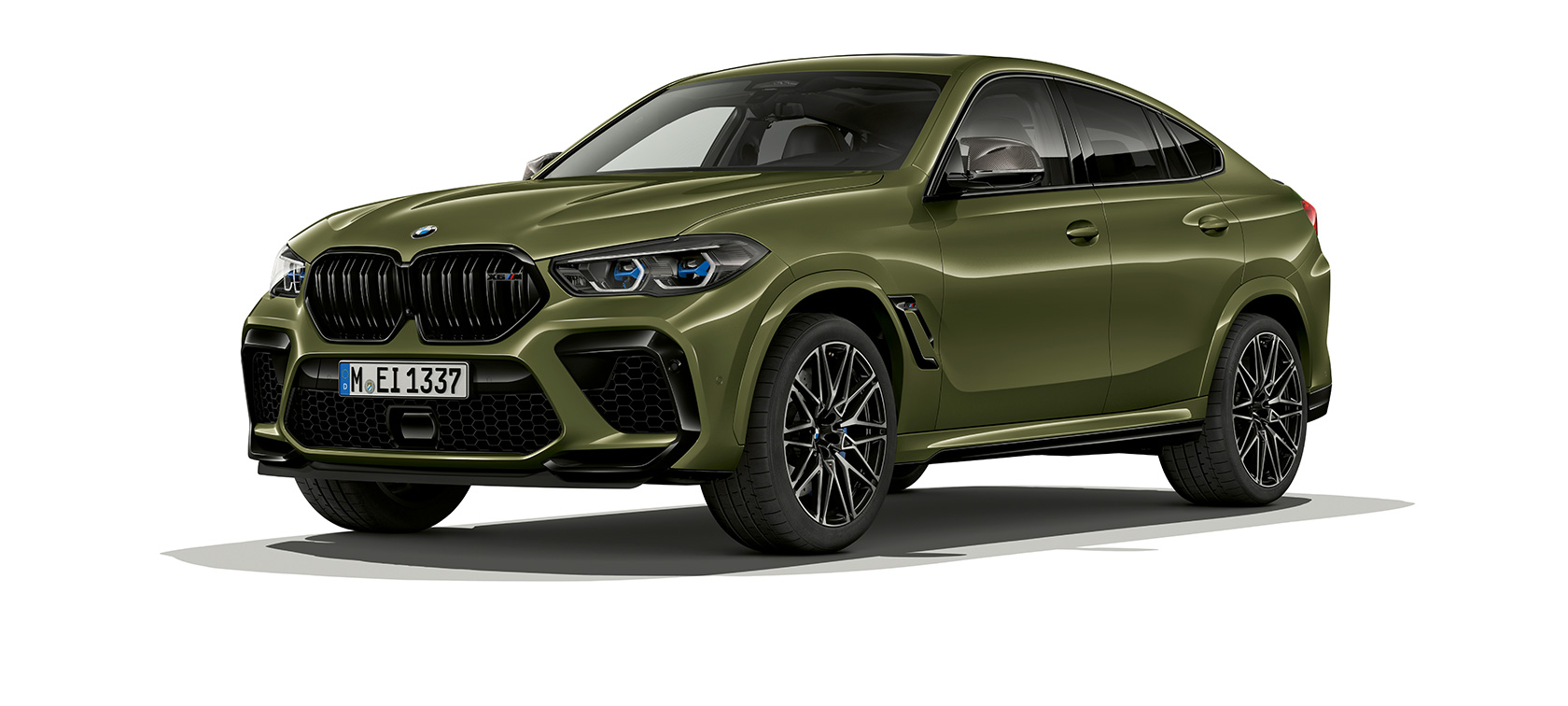 BMW X6 M Competition vista laterale a tre quarti F96 BMW X6 M Competition F96 2020 SUV Vernice esclusiva BMW Individual Urban Green, vista laterale a tre quarti
