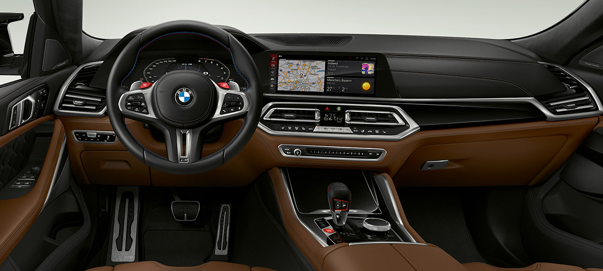 Volante in pelle M della BMW X6 M F96 Volante in pelle M con cuciture a contrasto BMW X6 M F96 2020, SUV Cockpit