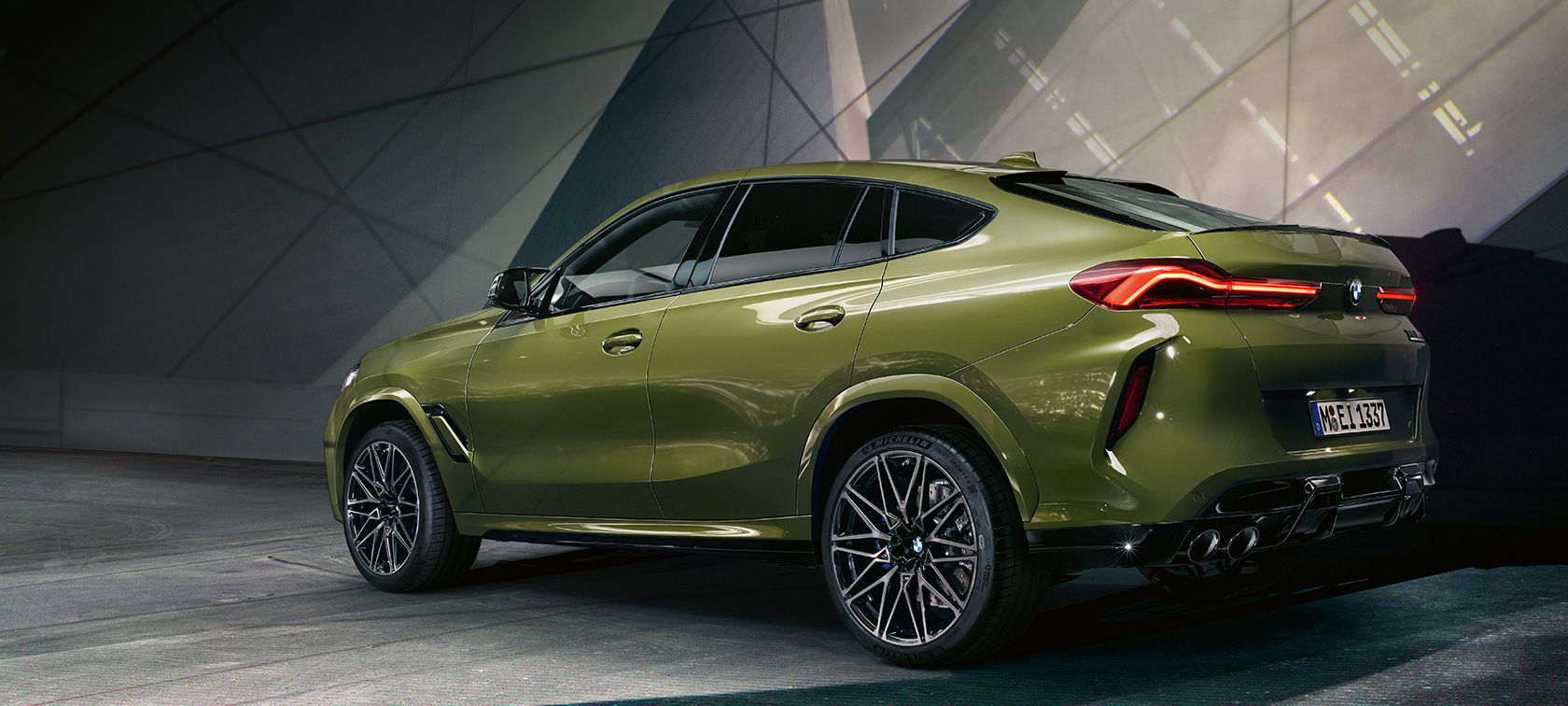 BMW X6 M Competition Vista posteriore a tre quarti F96 BMW X6 M Competition F96 2020 Vernice esclusiva BMW Individual Urban Green, vista posteriore a tre quarti