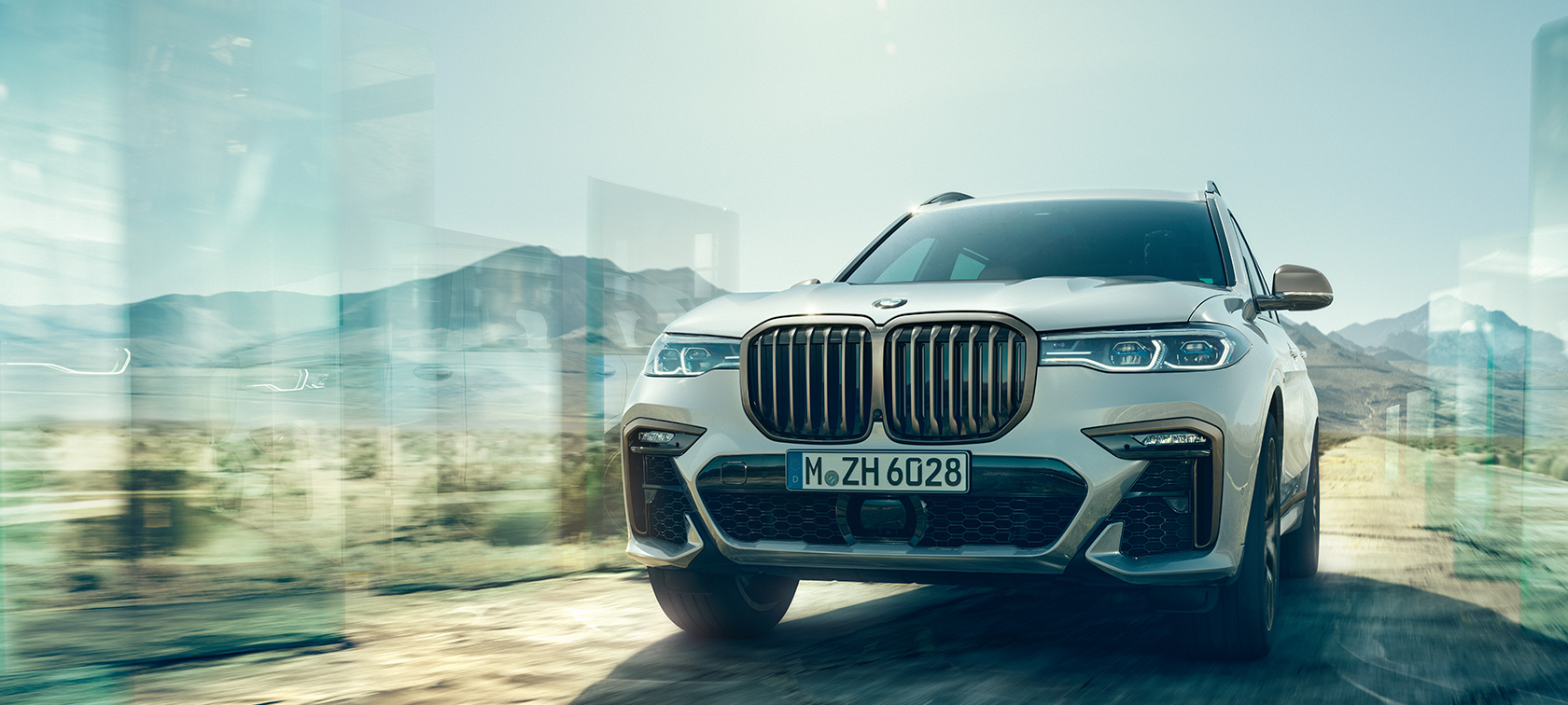BMW X7 M50i, vista anteriore BMW X7 M M50i in Mineral White, G07, ferma, vista anteriore