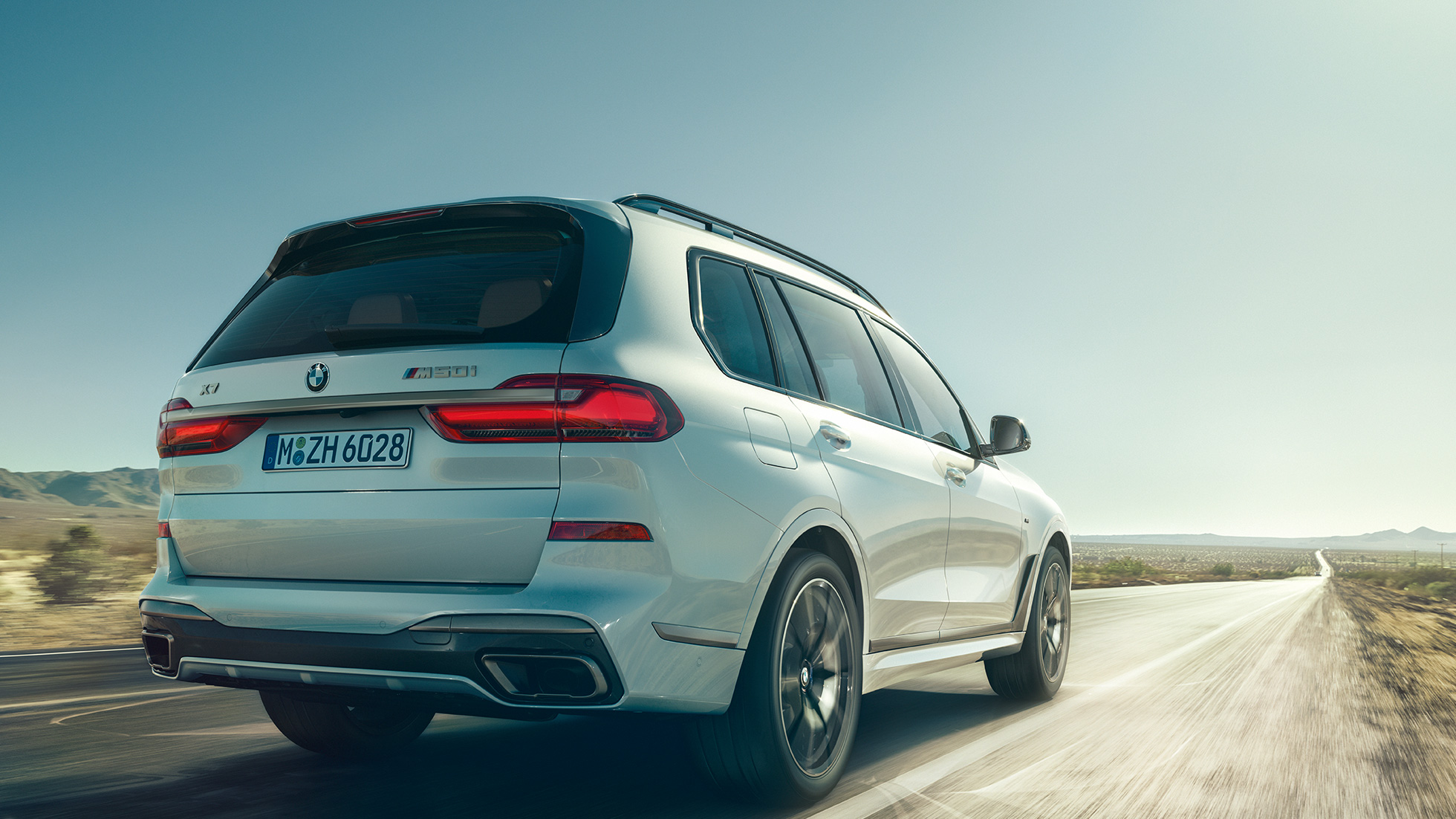 BMW X7 M50i, vista posteriore a tre quarti BMW X7 M50i in Mineral White, vista posteriore a tre quarti, G07, 2019