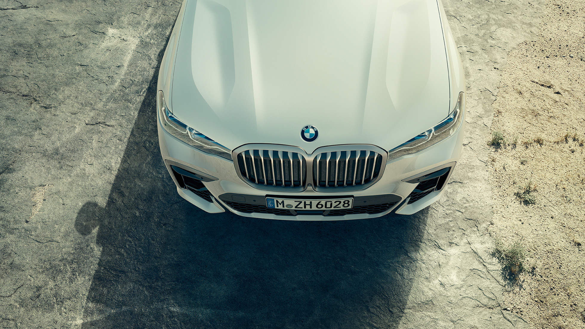 BMW X7 M, frontale con calandra a doppio rene BMW BMW X7 M M50i, cofano motore e frontale con prospettiva a volo di uccello, G07, 2019
