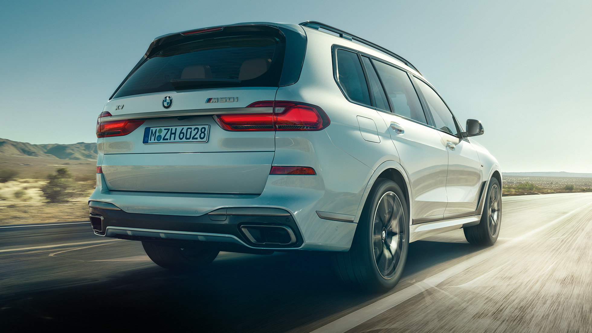 BMW X7 M50i, vista posteriore BMW X7 M50i in Mineral White, in movimento, vista posteriore, G07, 2019