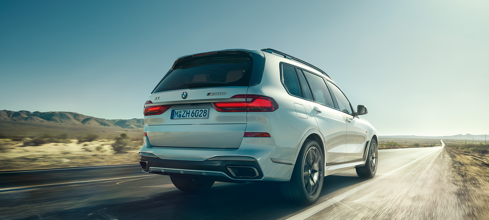 BMW X7 M50i SUV, vista posteriore BMW X7 M50i SUV in Mineral White, solitaria in autostrada, vista posteriore, G07, 2019