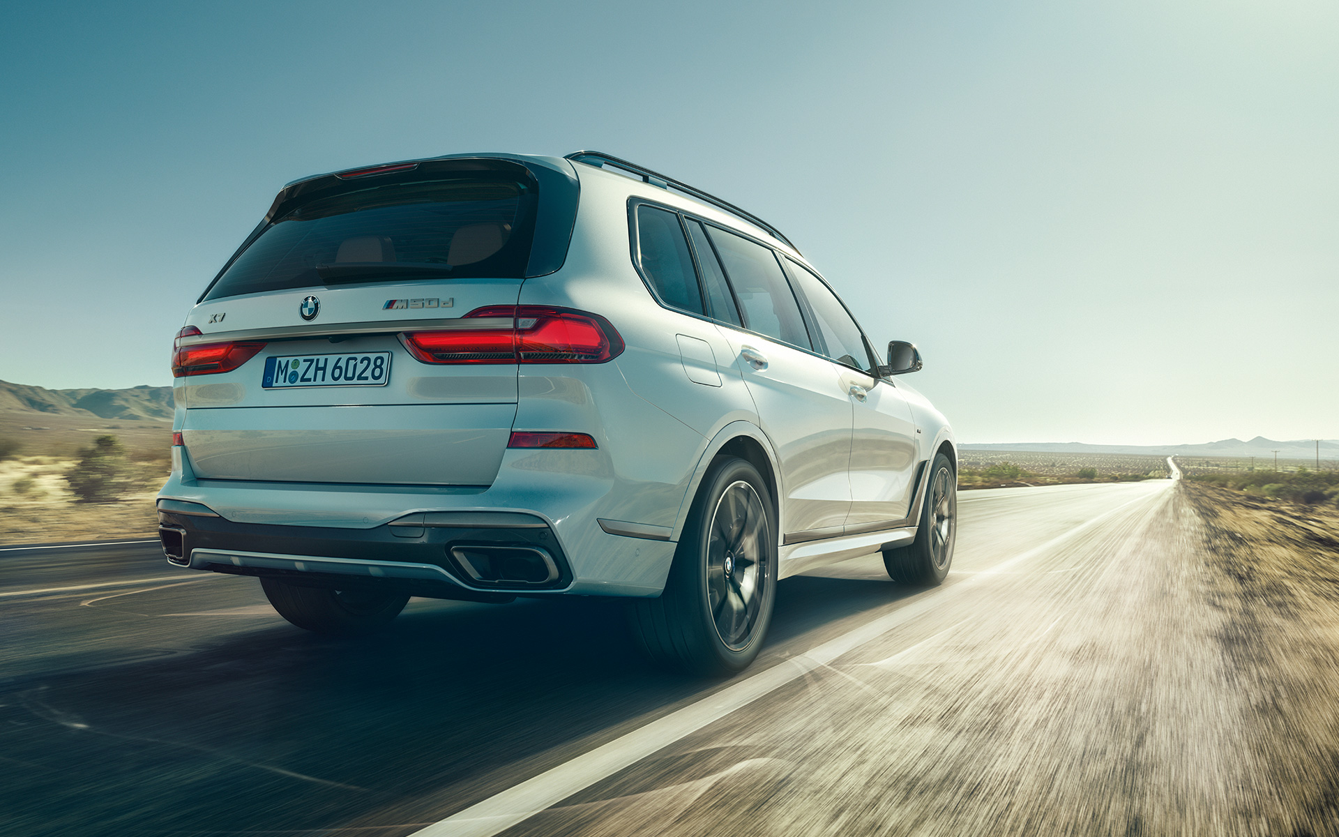 BMW X7 M50d G07 2019 Mineral White Vista posteriore in movimento BMW X7 M50d G07 2019 Mineral White Vista posteriore in movimento