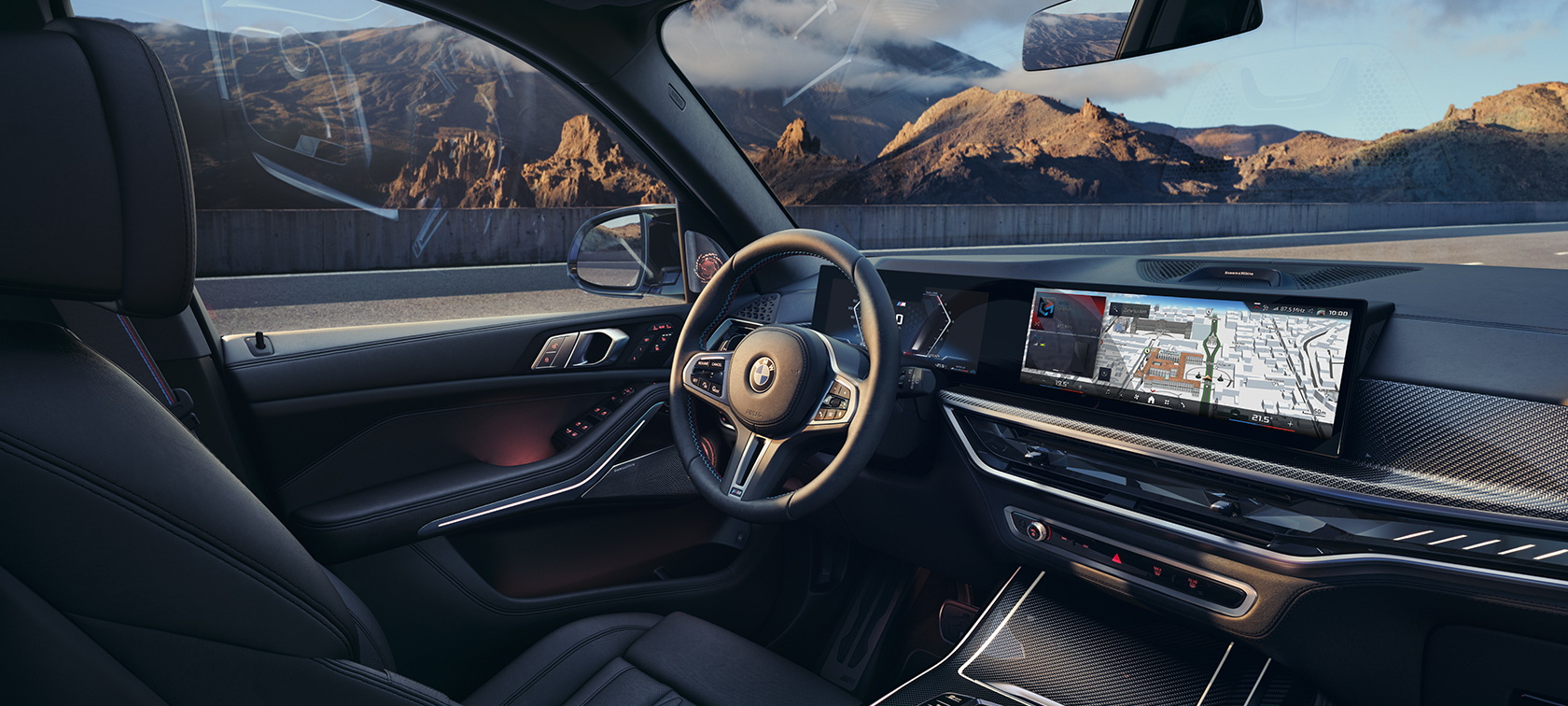 Interni con cockpit della BMW X7 M60i G07 LCI Interni con cockpit della BMW X7 M60i G07 LCI ripresa davanti a uno sfondo montano