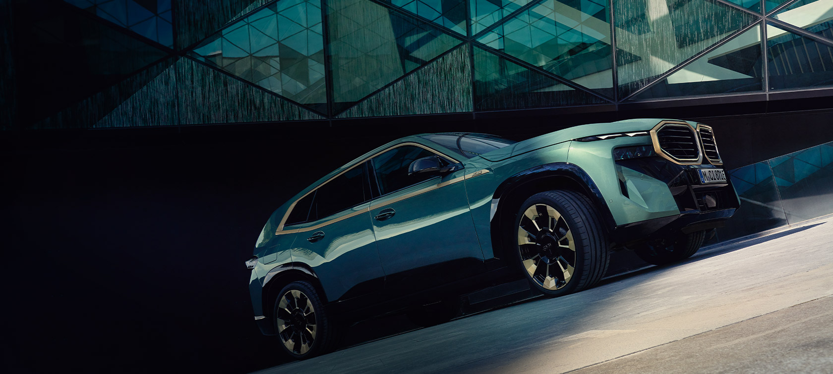 Vista a tre quarti della BMW XM G09 con prospettiva dal basso Vista a tre quarti della BMW XM G09 con prospettiva dal basso