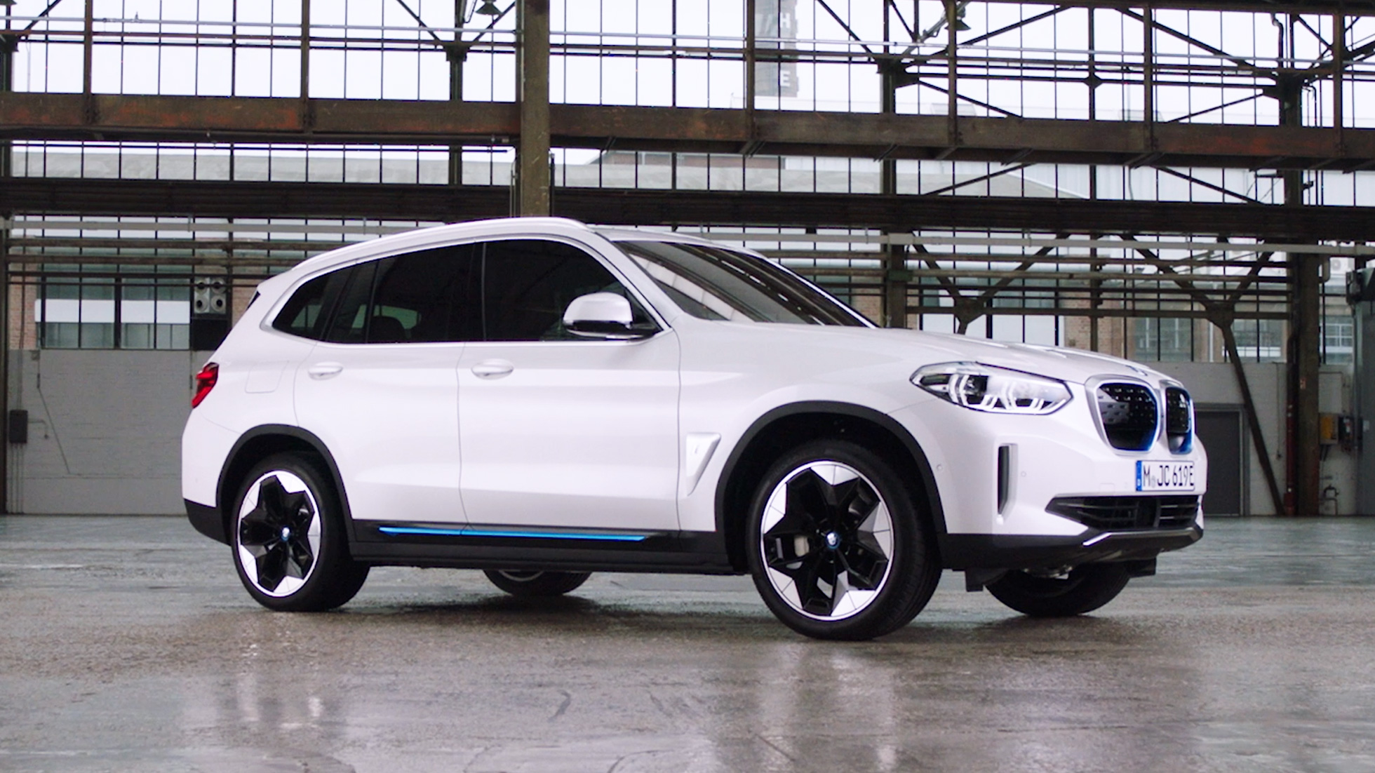 Nuova BMW iX3 G08 connettività video Nuova BMW iX3 G08 2020 Mineral White metallizzato connettività video