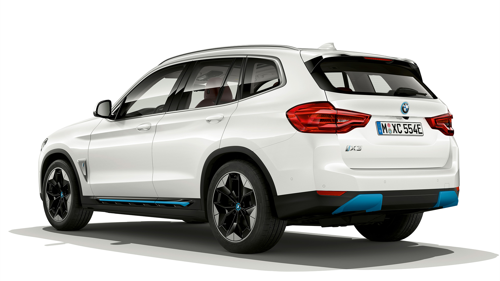 BMW iX3 G08 Versione “Impressive“ vista posteriore a tre quarti BMW iX3 G08 2020 Versione “Impressive“ Mineral White metallizzato vista posteriore a tre quarti