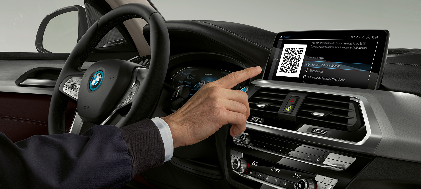 Un guidatore della BMW iX3 SUV G08 utilizza il Control Display Un guidatore della BMW iX3 SUV G08 2020 utilizza il Control Display nell’abitacolo