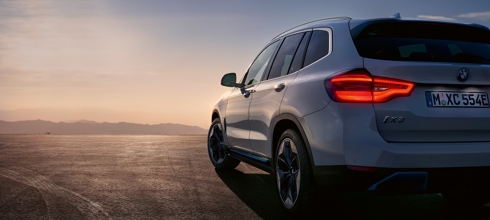 BMW iX3 SUV G08 ferma in strada BMW iX3 SUV G08 2020 Mineral White metallizzato, vista posteriore a tre quarti ferma in strada