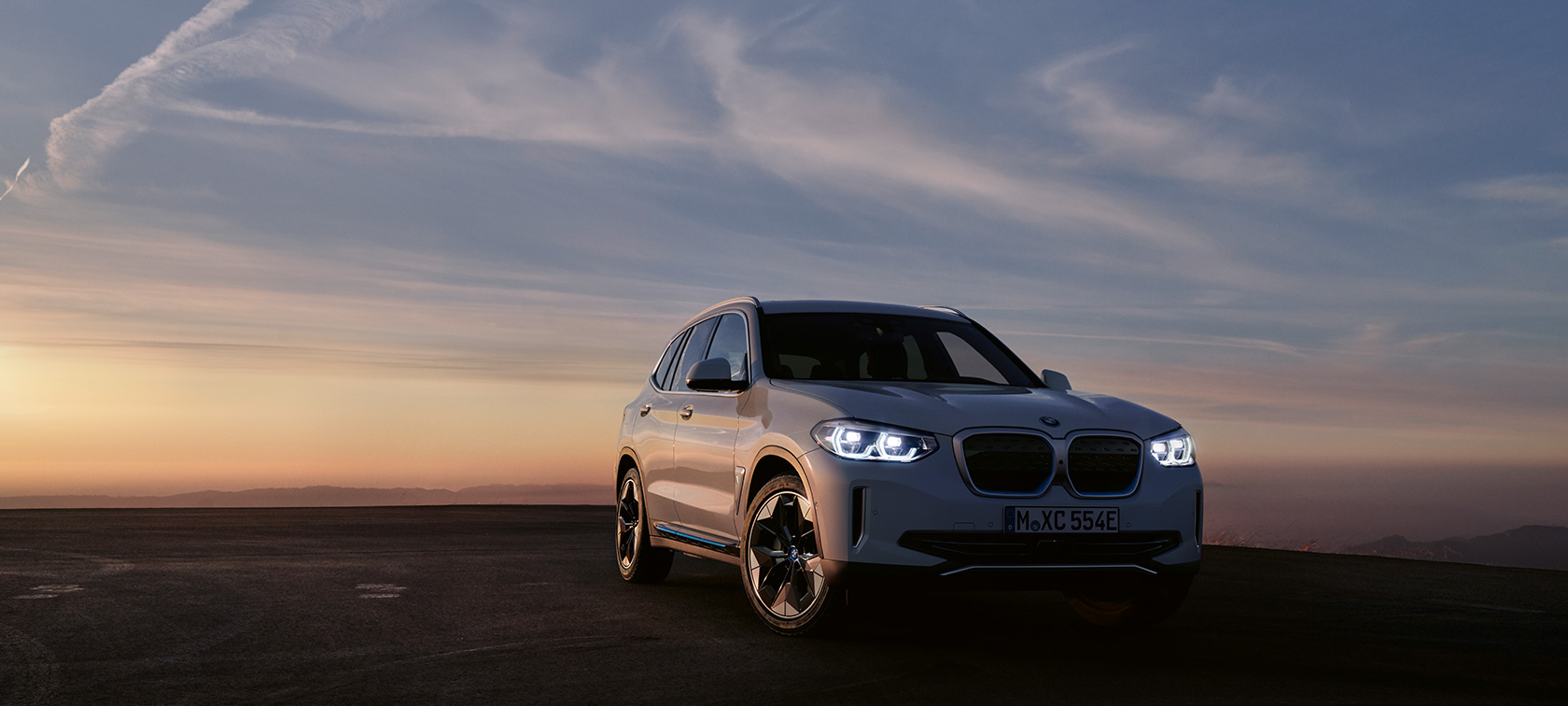 BMW iX3 G08 2020 vista anteriore a tre quarti BMW iX3 G08 2020 vista anteriore a tre quarti in atmosfera serale