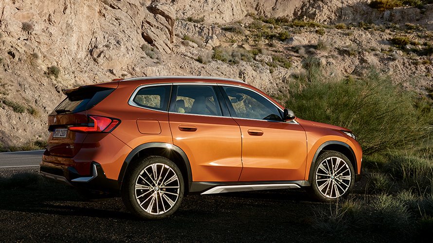 BMW X1 U11 Terza generazione Vista anteriore a tre quarti in strada Versioni BMW X BMW X1 U11 Terza generazione Vista anteriore a tre quarti in strada