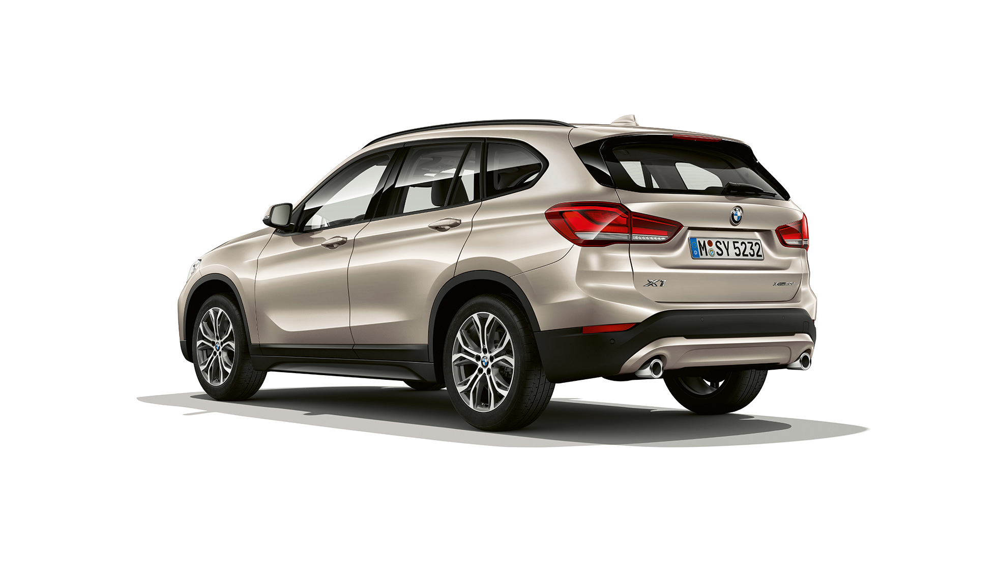 BMW X1, Versione Advantage, vista posteriore a tre quarti F48 BMW X1, Versione Advantage, vista anteriore a tre quarti, ripresa in studio fotografico F48