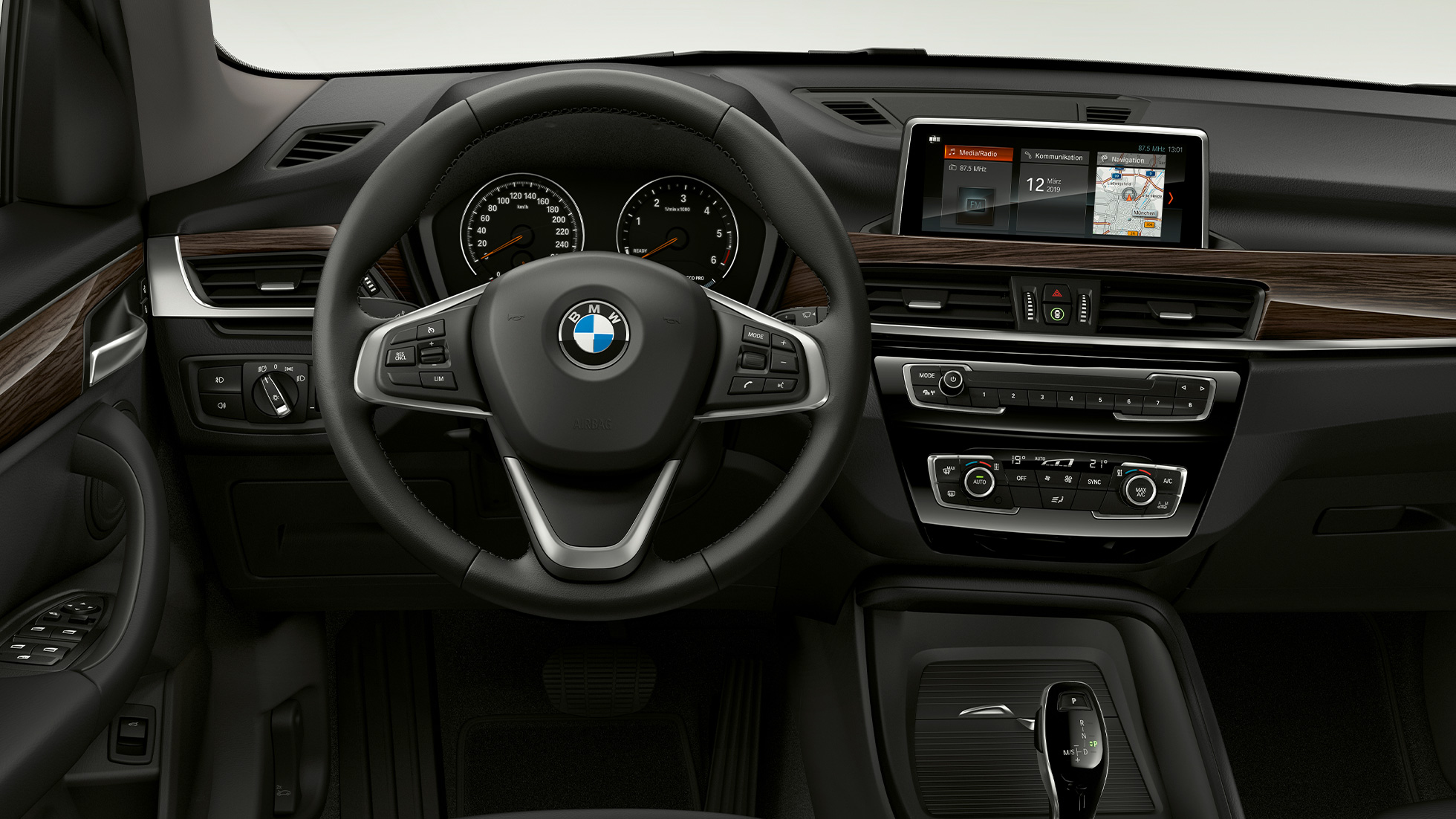 BMW X1, Versione Advantage, interni F48 BMW X1, Versione Advantage, interni con primo piano del cockpit F48
