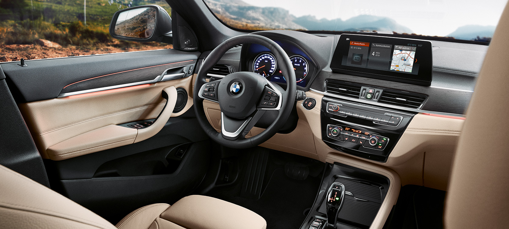 BMW X1, cockpit F48 BMW X1, interni con primo piano del cockpit F48
