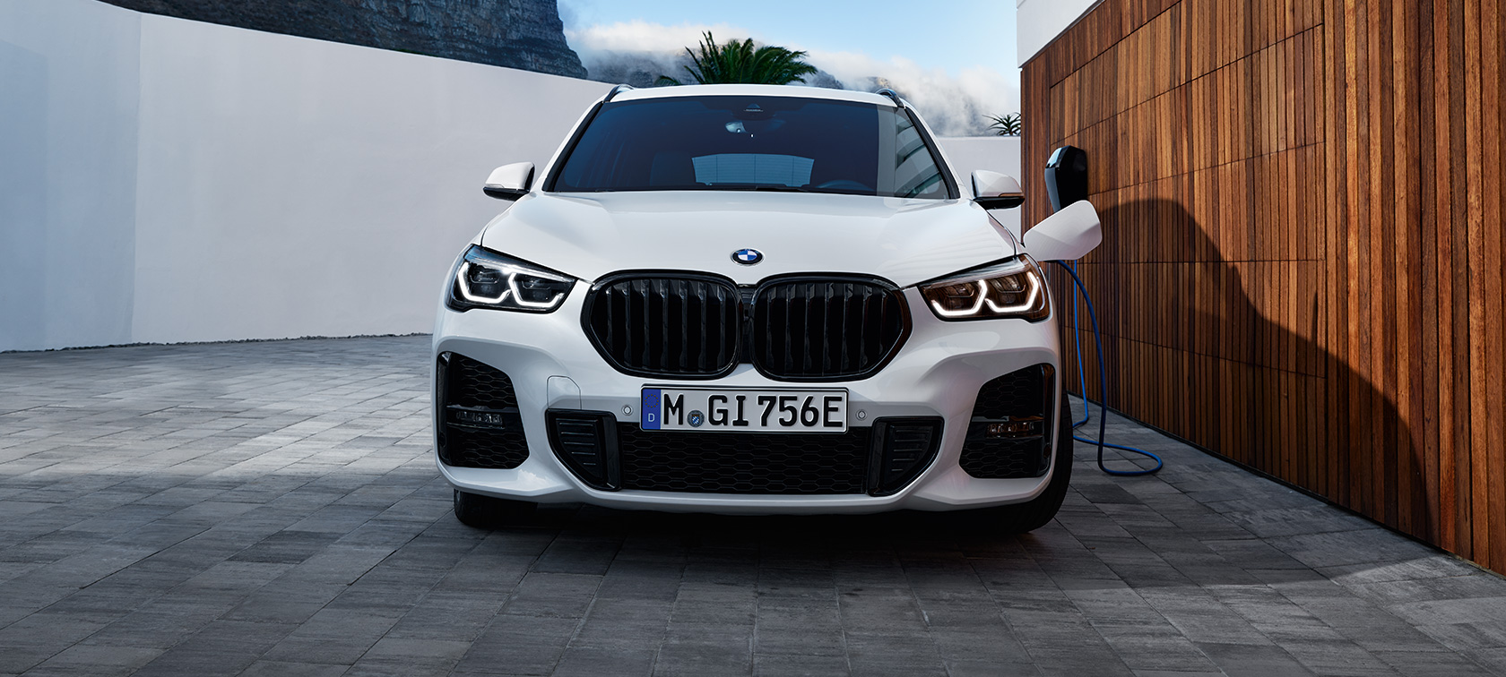 BMW X1 xDrive25e F48 ibrida Plug-in Vista anteriore BMW X1 xDrive25e F48 ibrida Plug-in Vista anteriore in ricarica