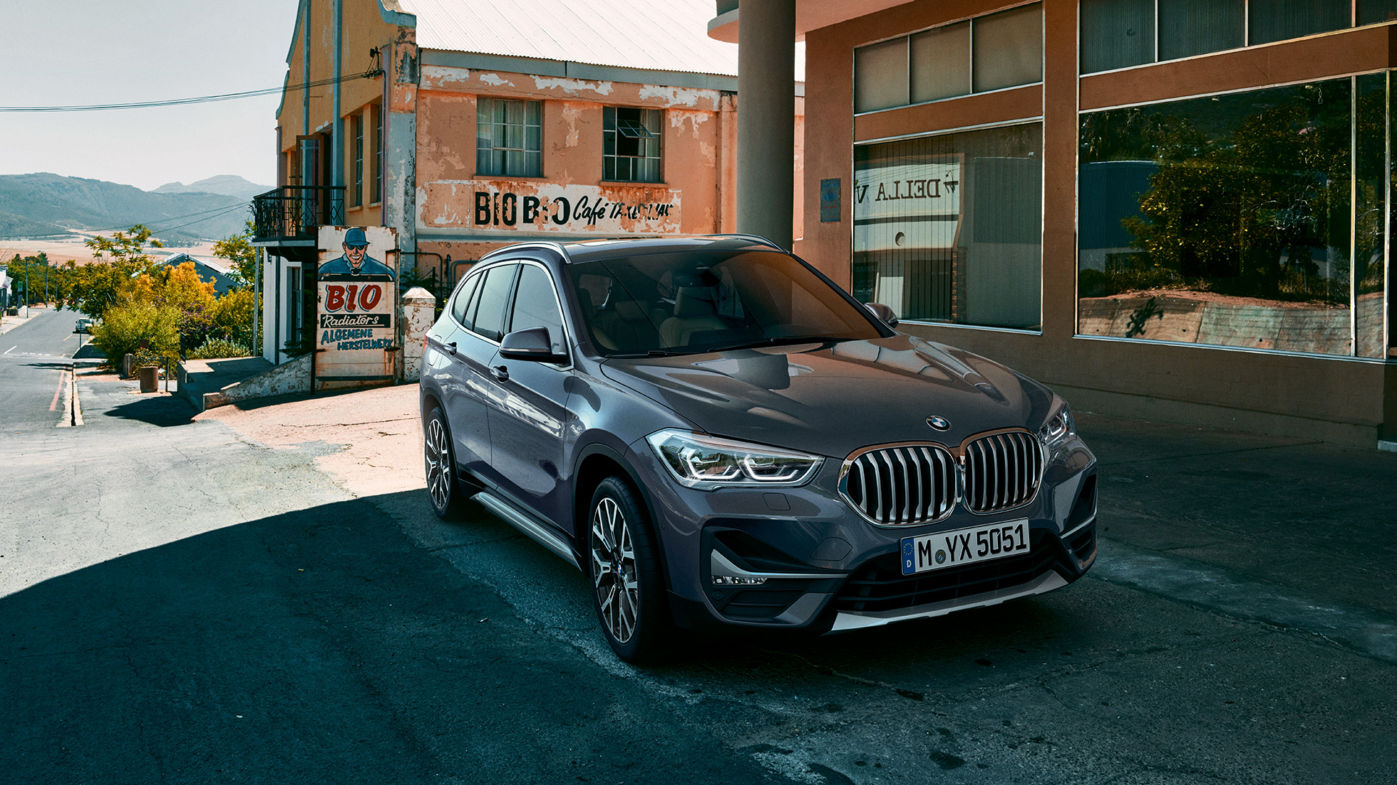 BMW X1, vista anteriore a tre quarti. BMW X1, vista anteriore a tre quarti in ambiente urbano.