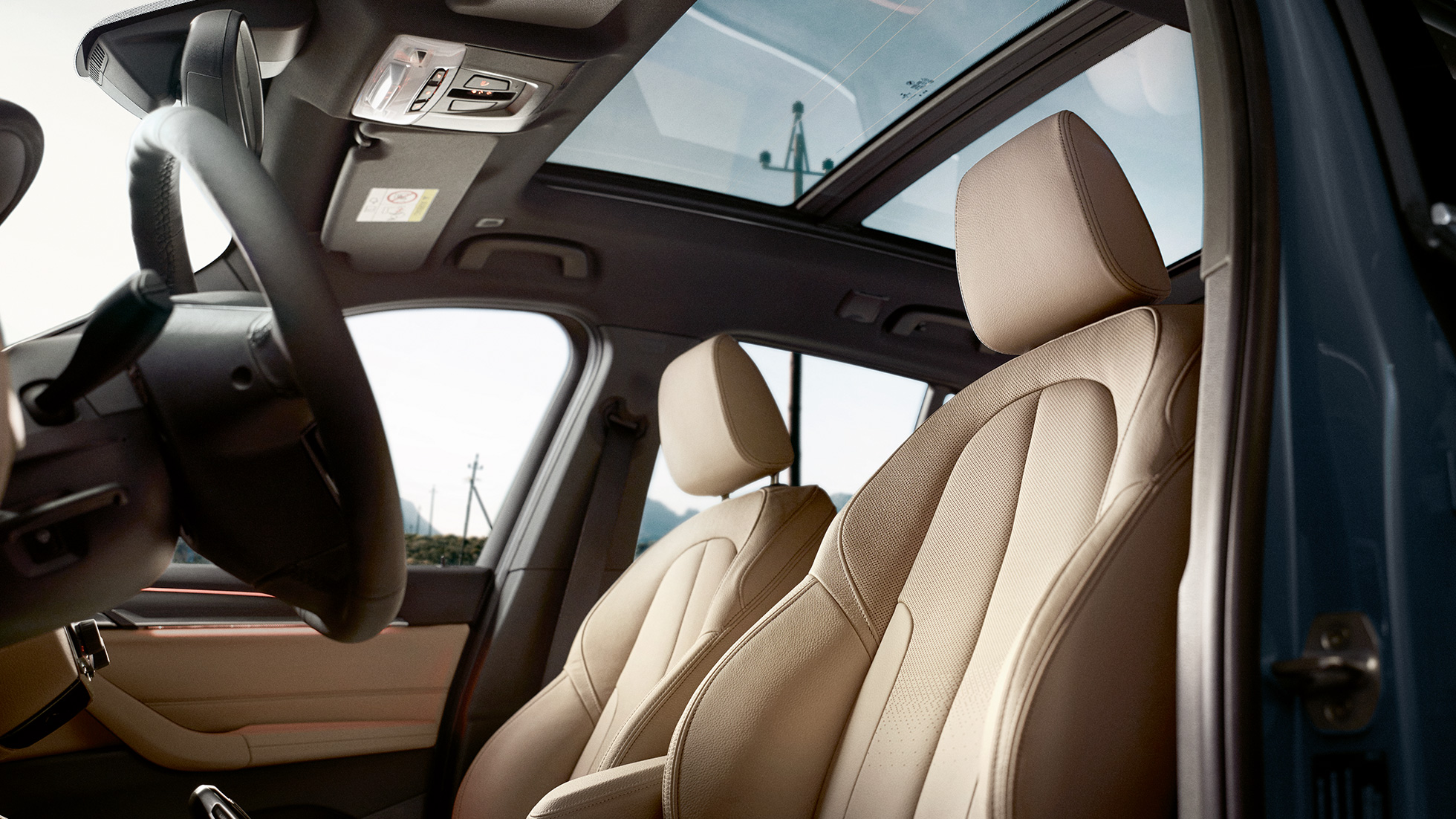 Interni della BMW X1, sedili sportivi. Gli interni della BMW X1 con primo piano dei sedili sportivi ergonomici.
