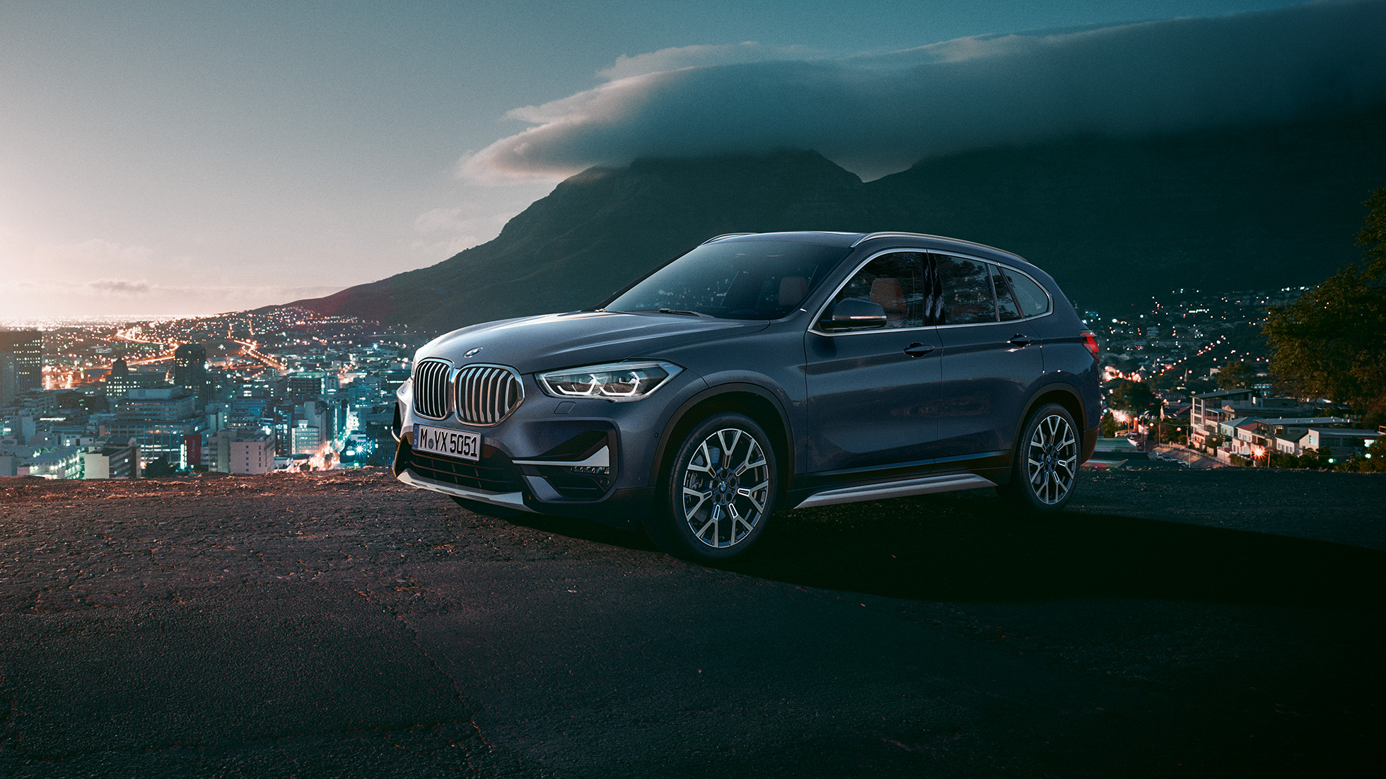 Nuova BMW X1 SUV, vista laterale a tre quarti. F48 Nuova BMW X1 SUV, vista laterale a tre quarti, ferma in ambiente urbano. F48