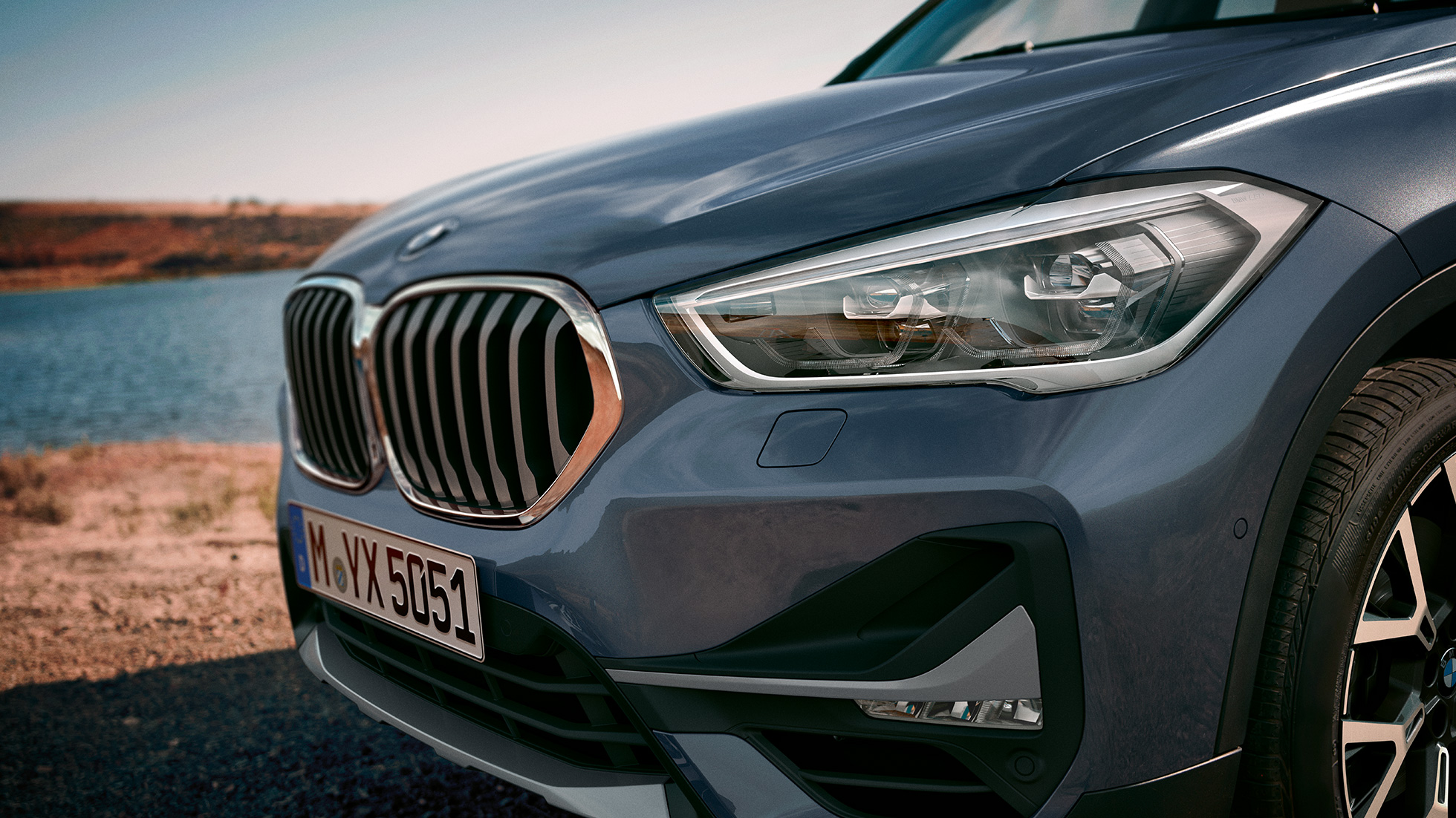 BMW X1, gruppo ottico anteriore a LED. BMW X1, primo piano del gruppo ottico anteriore a LED.