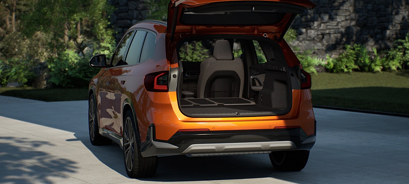 Volume del vano bagagli e gancio di traino della BMW X1 xDrive23i U11 ICE xLine Utah Orange metallizzato Volume del vano bagagli e gancio di traino della BMW X1 xDrive23i U11 ICE Utah Orange metallizzato con cerchi in lega leggera BMW Individual da 20" styling multiraggio nº 869 I