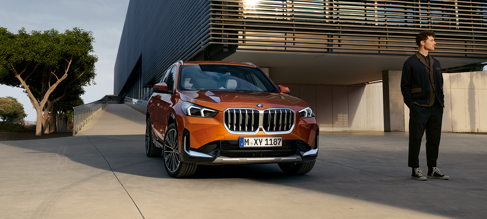 Caratteristiche salienti degli esterni della BMW X1 xDrive23i U11 ICE xLine Utah Orange metallizzato Caratteristiche salienti degli esterni della BMW X1 xDrive23i U11 ICE xLine Utah Orange metallizzato con cerchi in lega leggera BMW Individual da 20” styling multiraggio nº 869 I