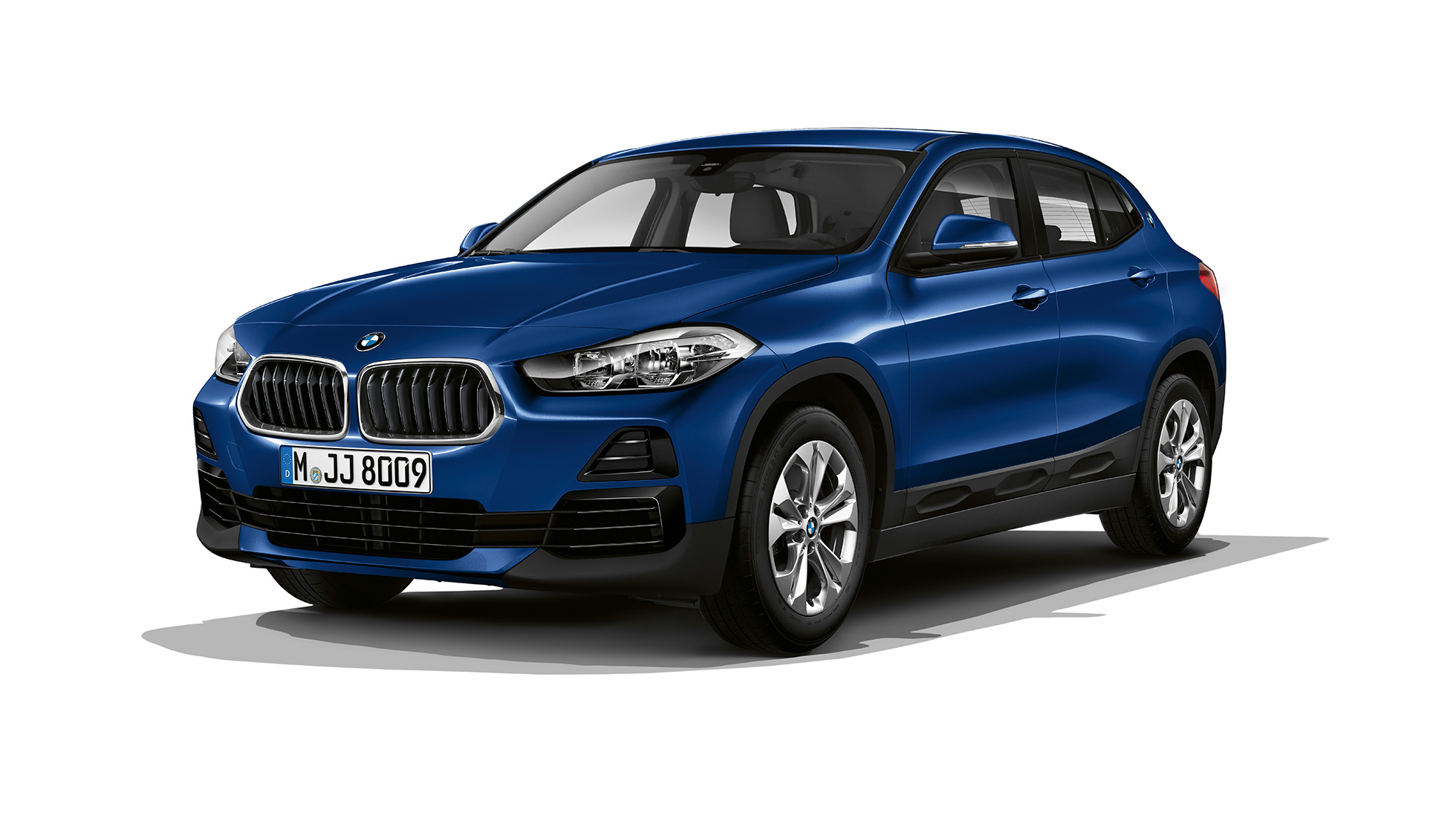 Vista anteriore a tre quarti della BMW X2 sDrive20i SUV versione Advantage F39 BMW X2 sDrive20i SUV versione Advantage 2018 F39 Mediterranean Blue metallizzato vista anteriore a tre quarti