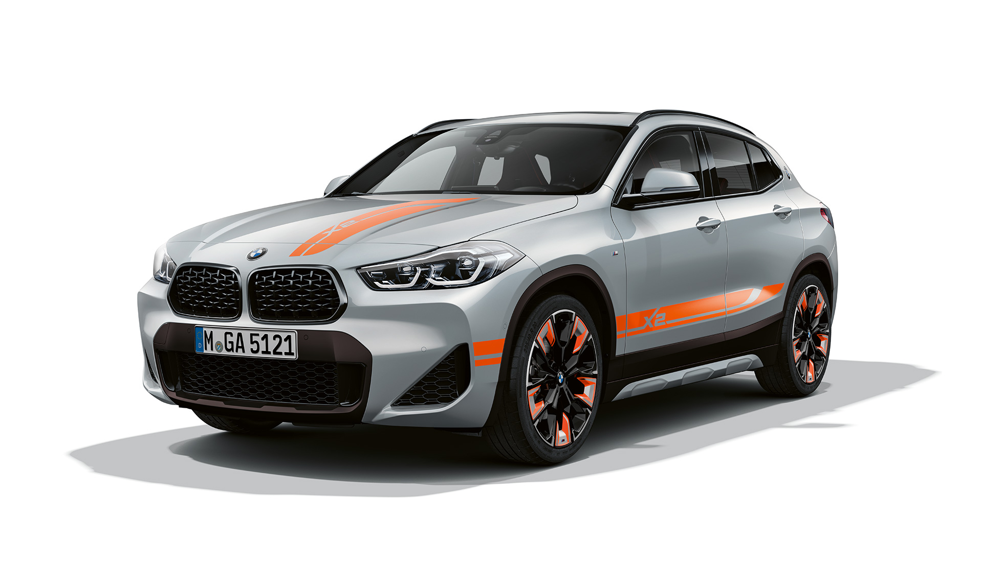 Vista anteriore a tre quarti della BMW X2 SUV Versione Edition M Mesh F39 BMW X2 SUV Versione Edition M Mesh 2020 F39 Brooklyn Grey Vista anteriore a tre quarti