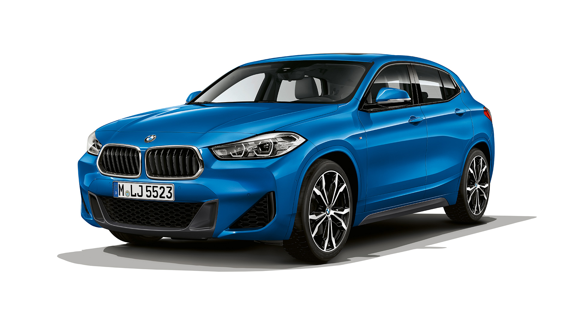 Vista anteriore a tre quarti della BMW X2 sDrive20i SUV versione M Sport F39 BMW X2 sDrive20i SUV versione M Sport 2018 F39 Misano Blue metallizzato vista anteriore a tre quarti