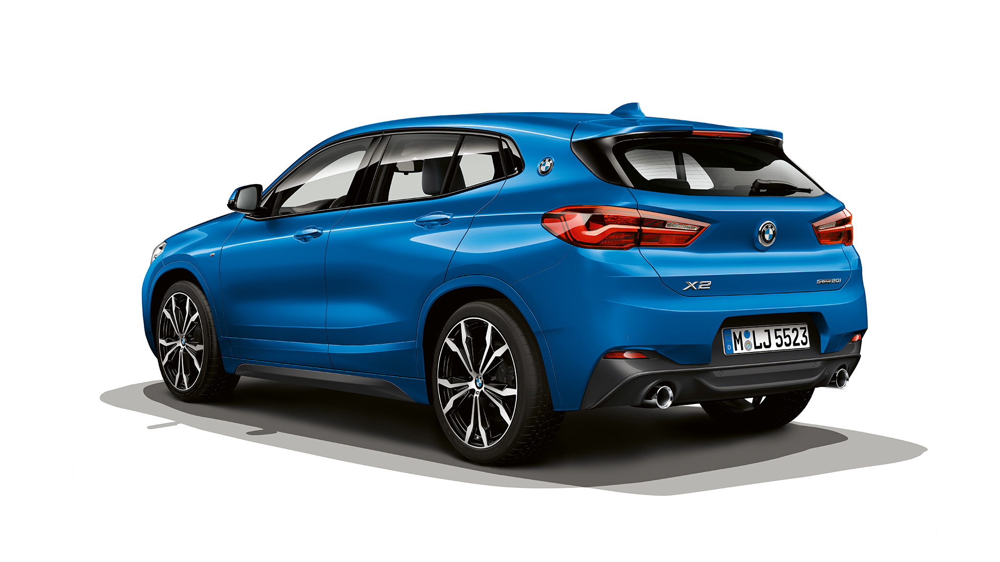 Vista laterale a tre quarti della BMW X2 sDrive20i SUV versione M Sport F39 BMW X2 sDrive20i SUV versione M Sport 2018 F39 Misano Blue metallizzato vista laterale a tre quarti
