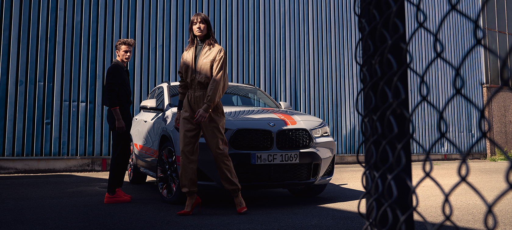 Vista anteriore a tre quarti della BMW X2 SUV F39 Vista anteriore anteriore a tre quarti della BMW X2 SUV 2020 F39 Brooklyn Grey