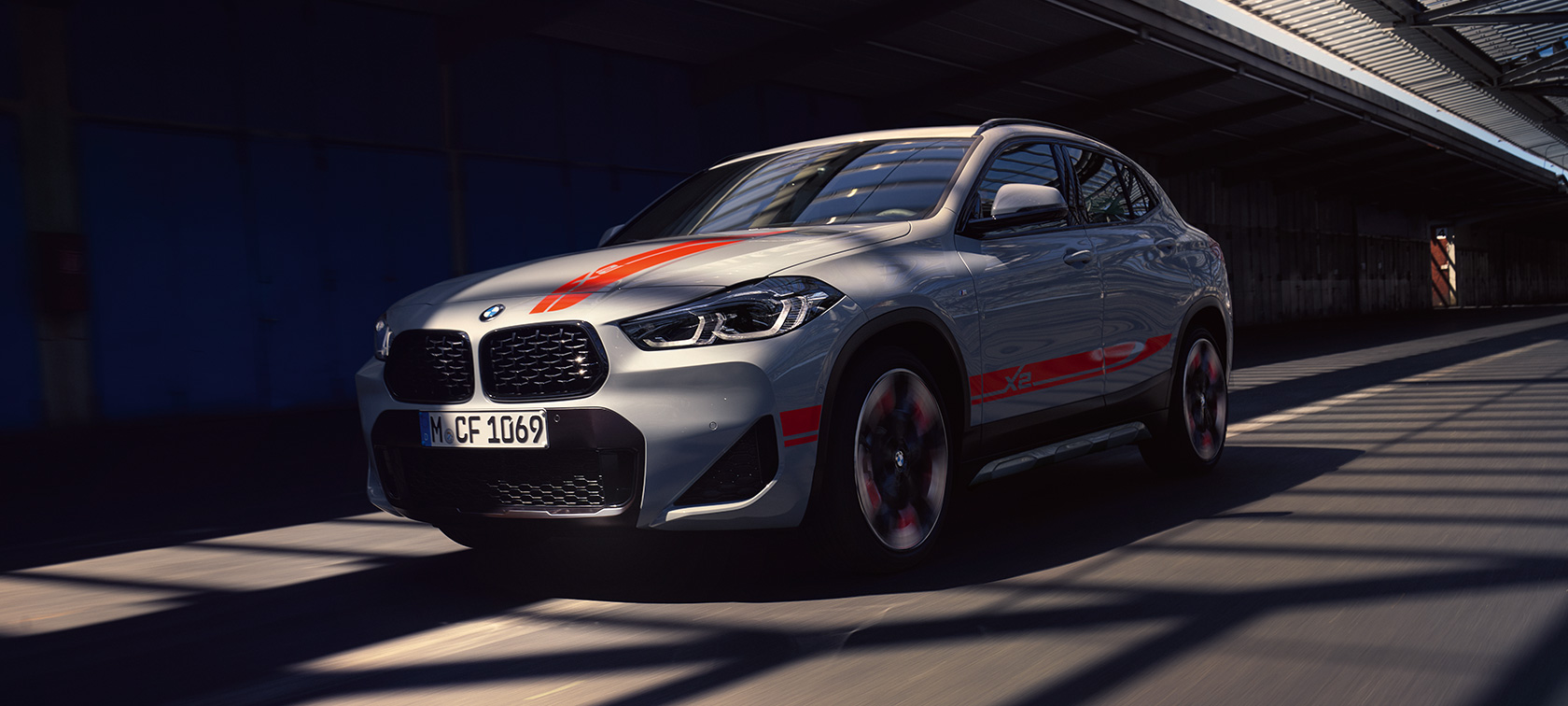 Vista anteriore a tre quarti della BMW X2 SUV F39 Vista anteriore a tre quarti BMW X2 SUV 2020 F39 Brooklyn Grey in movimento